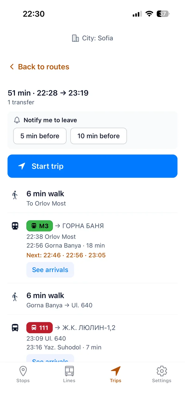 Un viaggio pianificato in Reysko: 51 minuti con un cambio, si parte con 6 minuti a piedi, poi la metro M3 e l'autobus 111, con un promemoria per uscire di casa e un pulsante per iniziare il viaggio.