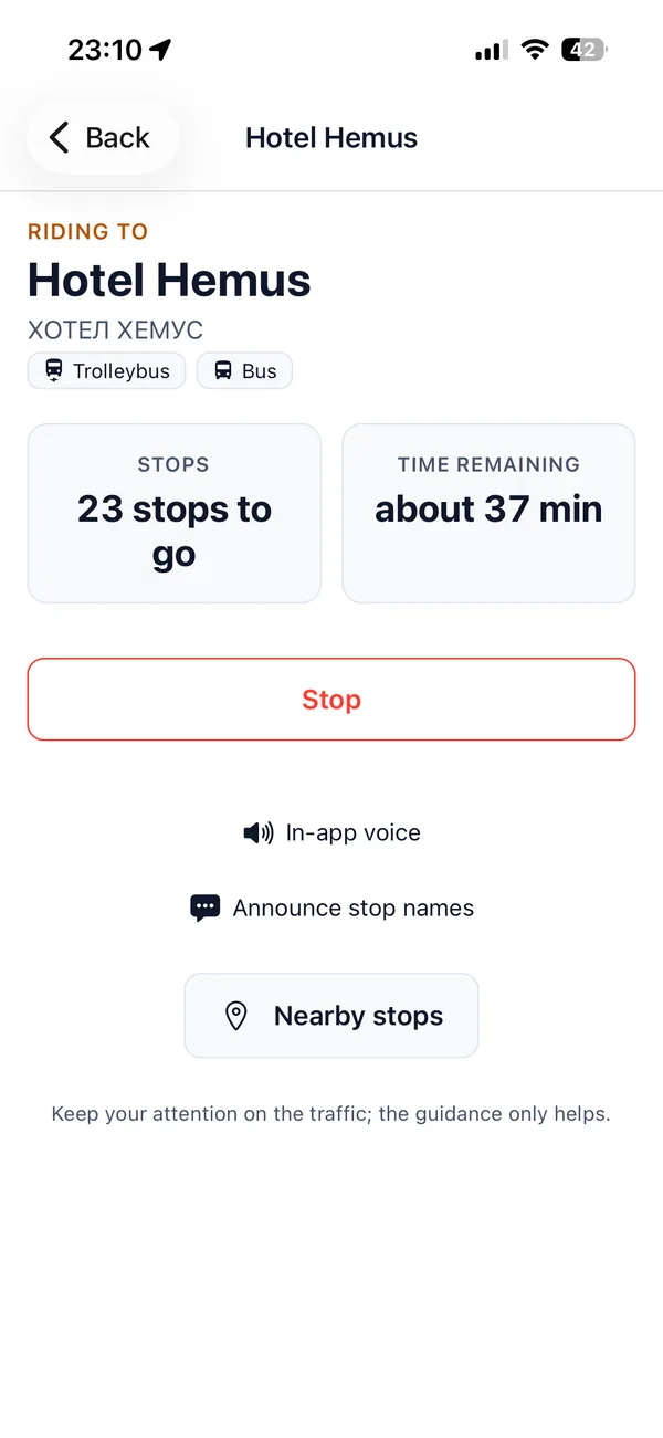 Reysko in viaggio verso Hotel Hemus: 23 fermate e circa 37 minuti rimanenti, con la voce nell'app e l'annuncio delle fermate attivi.